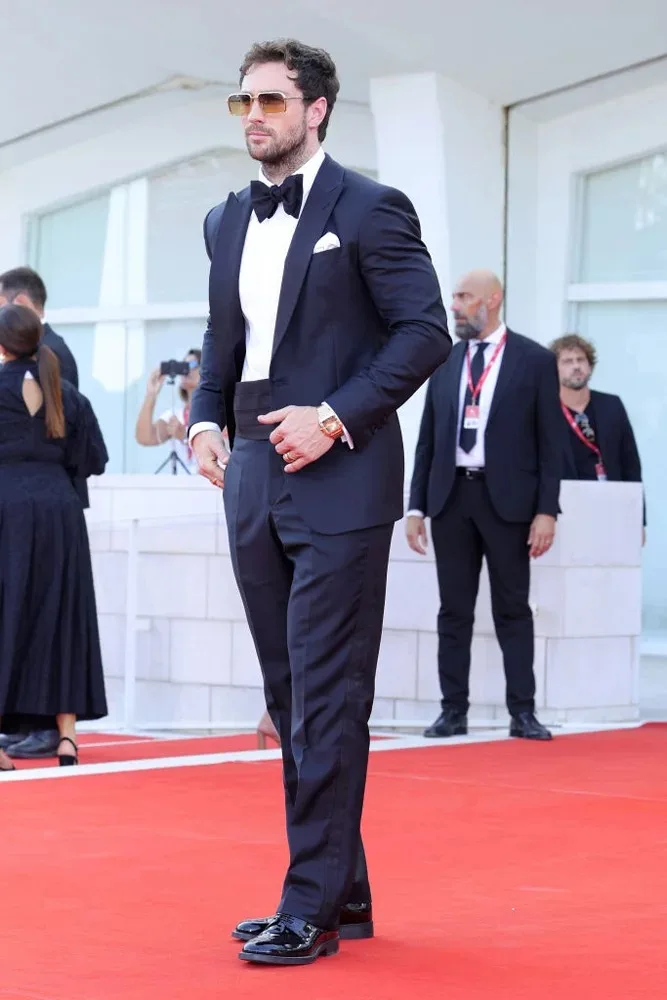 Aaron Taylor Johnson en costume Giorgio Armani sur-mesure