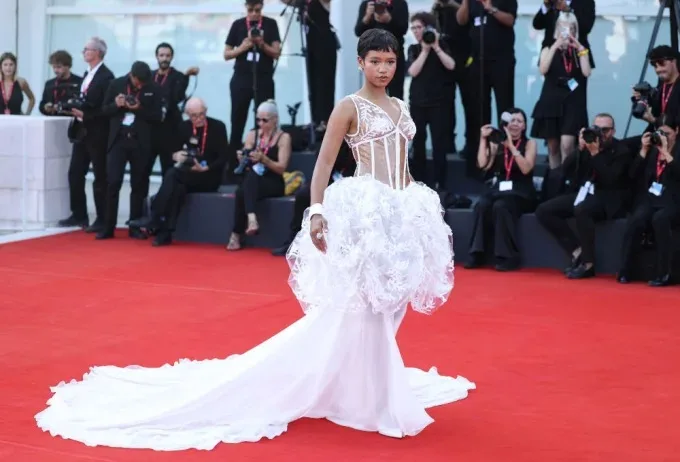 Taylor Russell en robe vintage Chanel haute couture