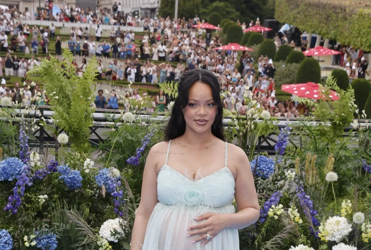 chanel_rihanna-wore-chanel-at-the-smurfs-world-premiere