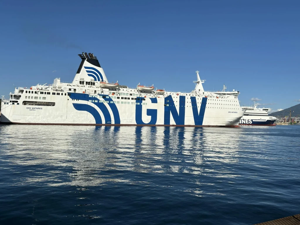 Bateau GNV ammaré à Naples