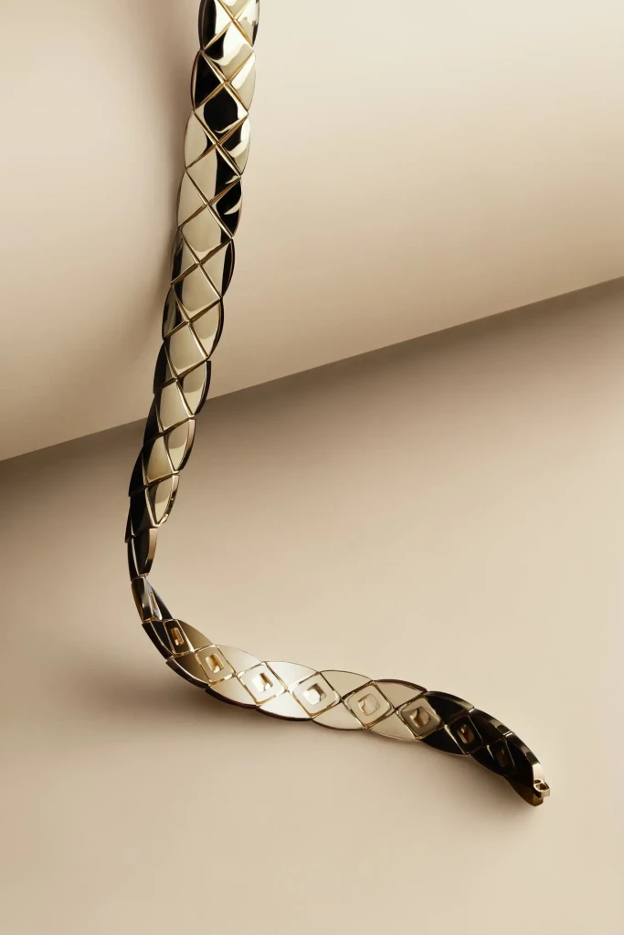 chanel_pr-exclusive_coco-crush-supple-choker_18k-beige-gold_2-hd-LD