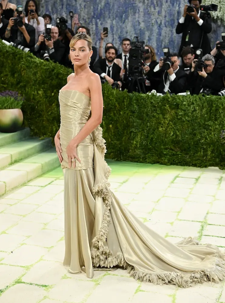 chanel_margot-robbie-wearing-chanel-at-the-2026-met-gala-040526_2-HD